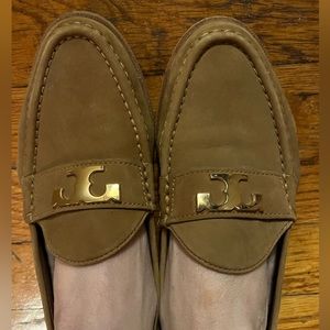 Tori Butch gorgeous loafers! Gently worn & look beautiful on.